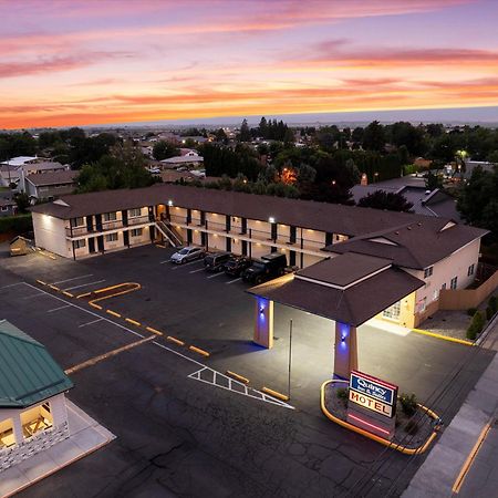 Quincy Inn And Suites エクステリア 写真
