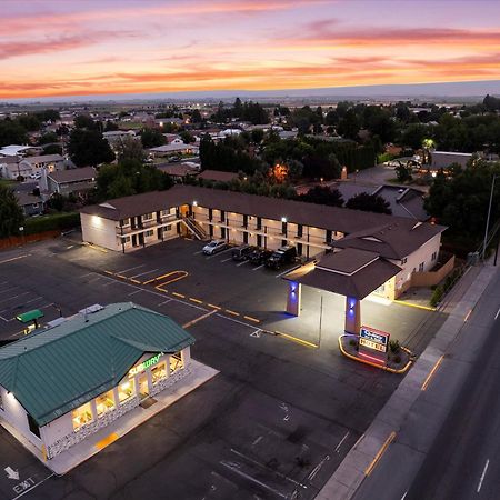 Quincy Inn And Suites エクステリア 写真