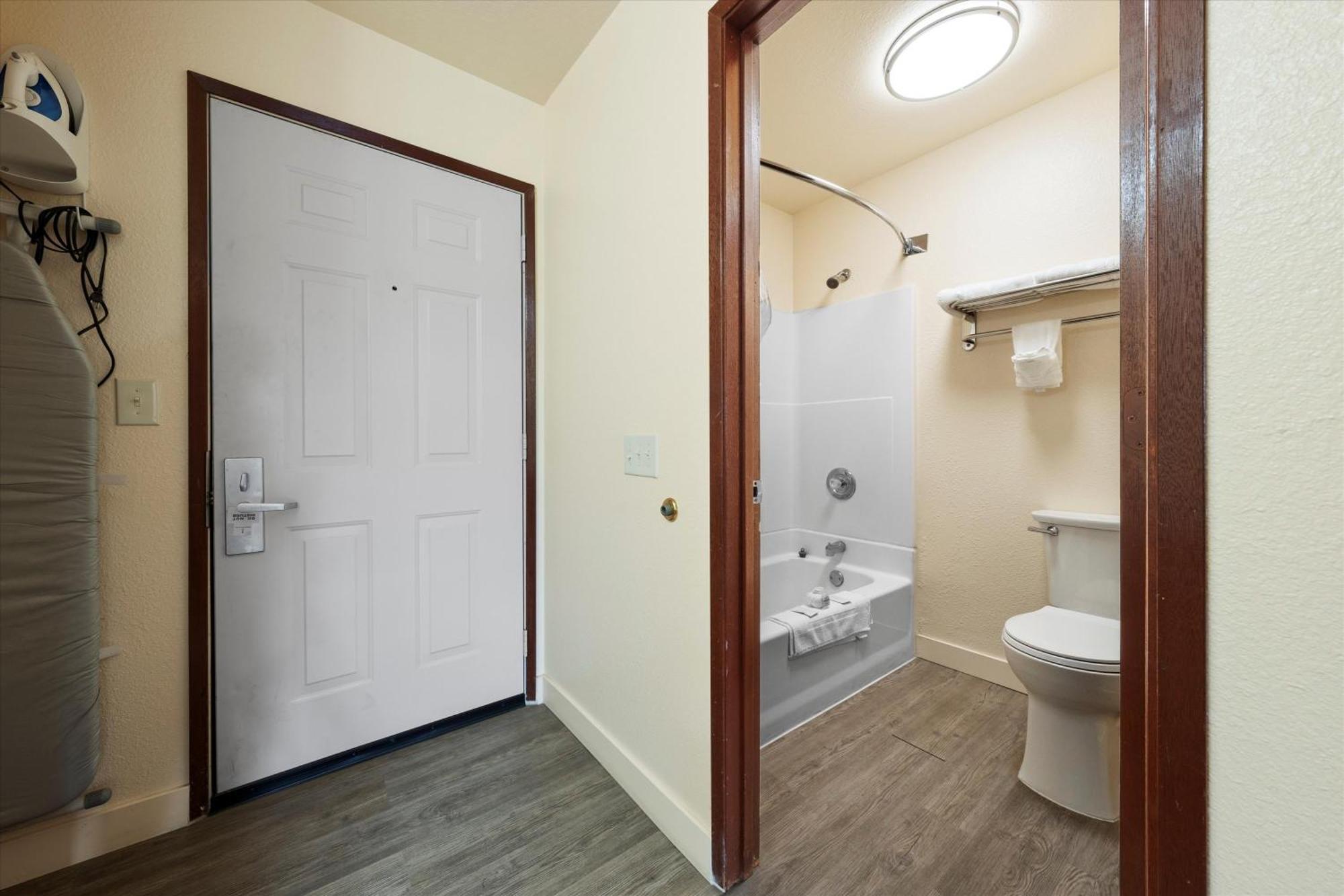 Quincy Inn And Suites エクステリア 写真