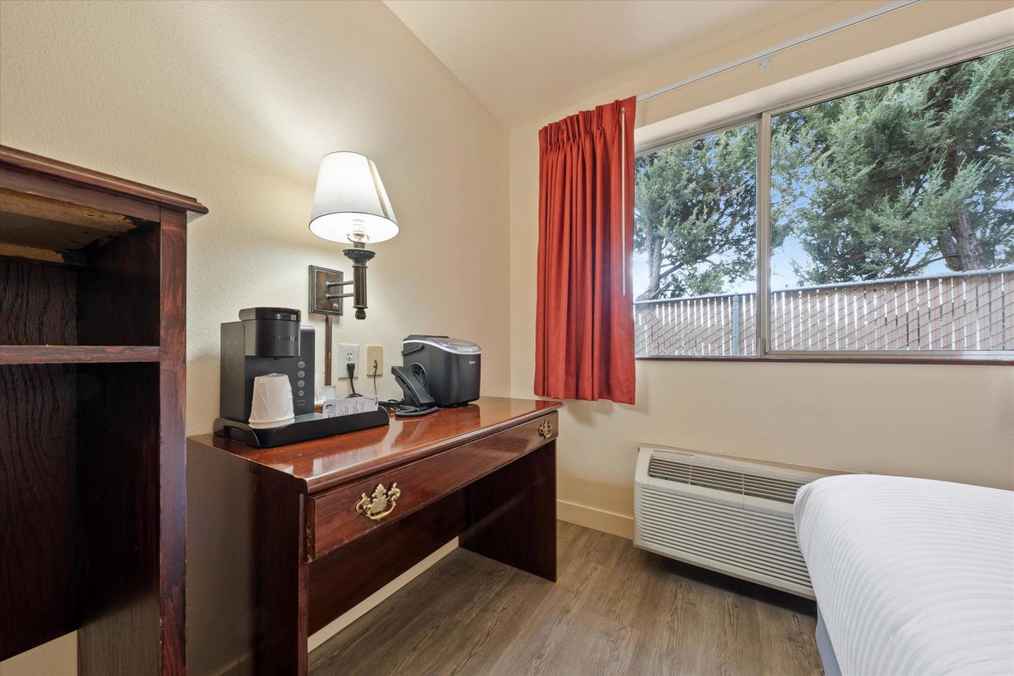 Quincy Inn And Suites エクステリア 写真