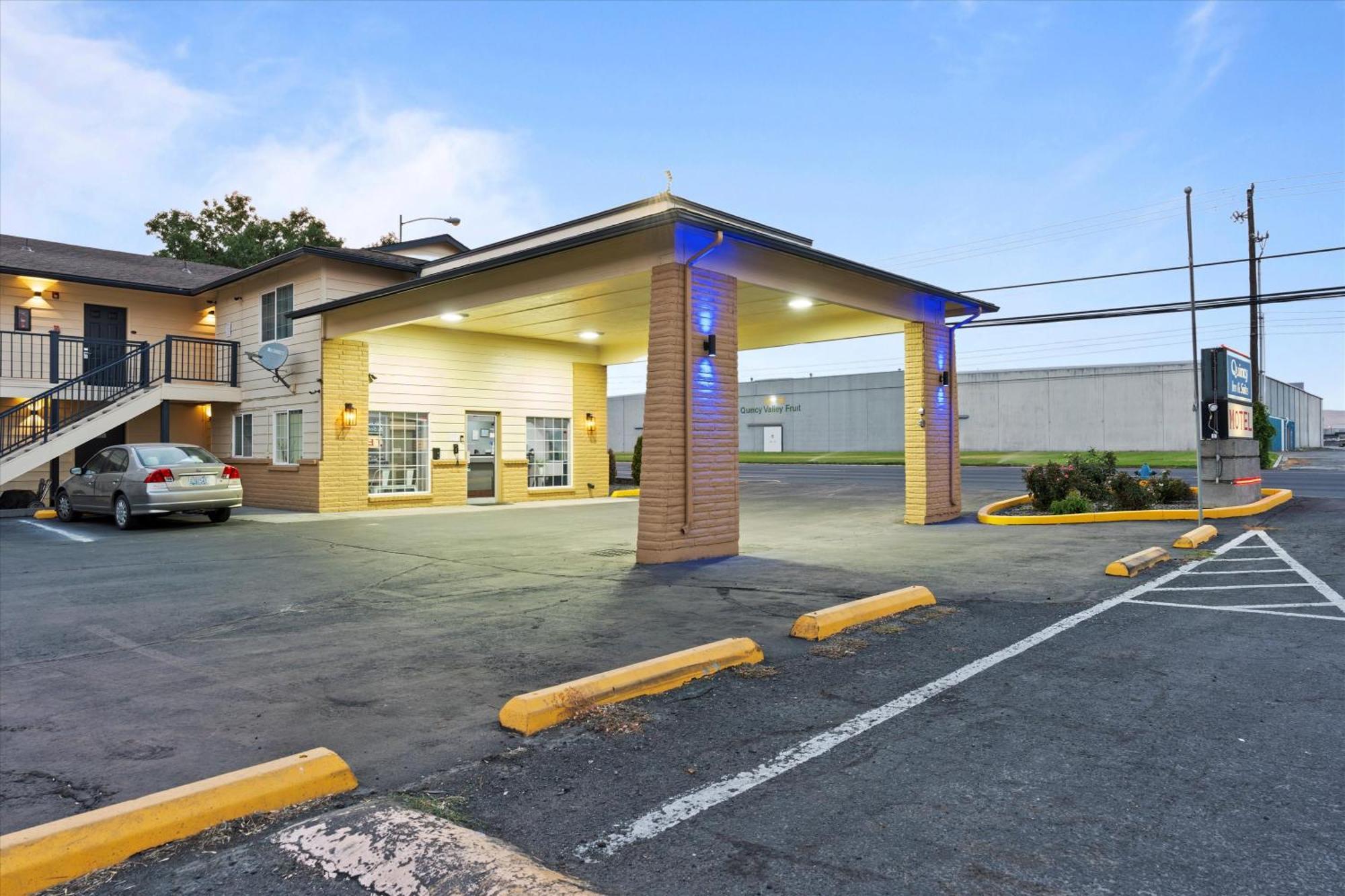 Quincy Inn And Suites エクステリア 写真