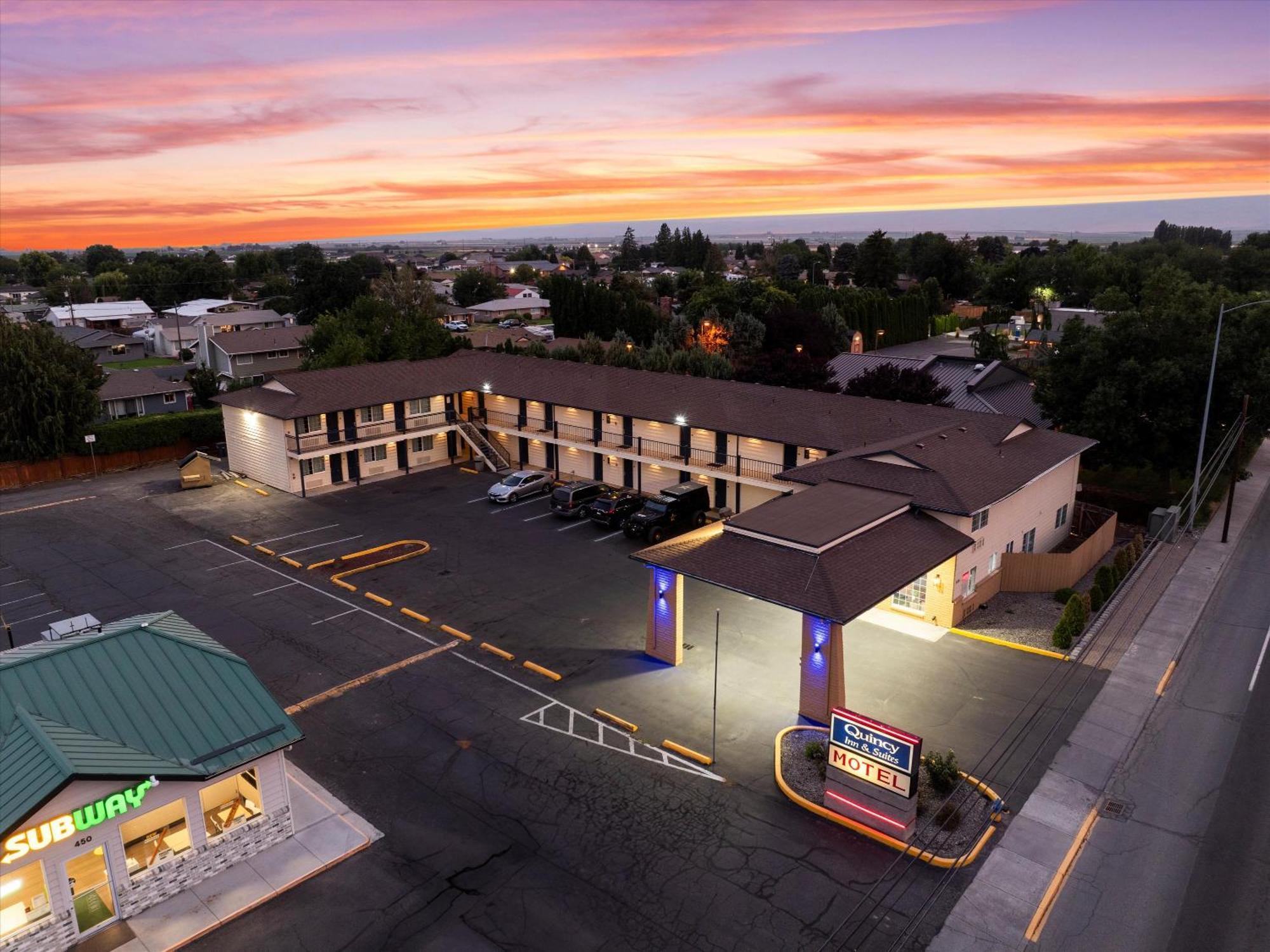 Quincy Inn And Suites エクステリア 写真