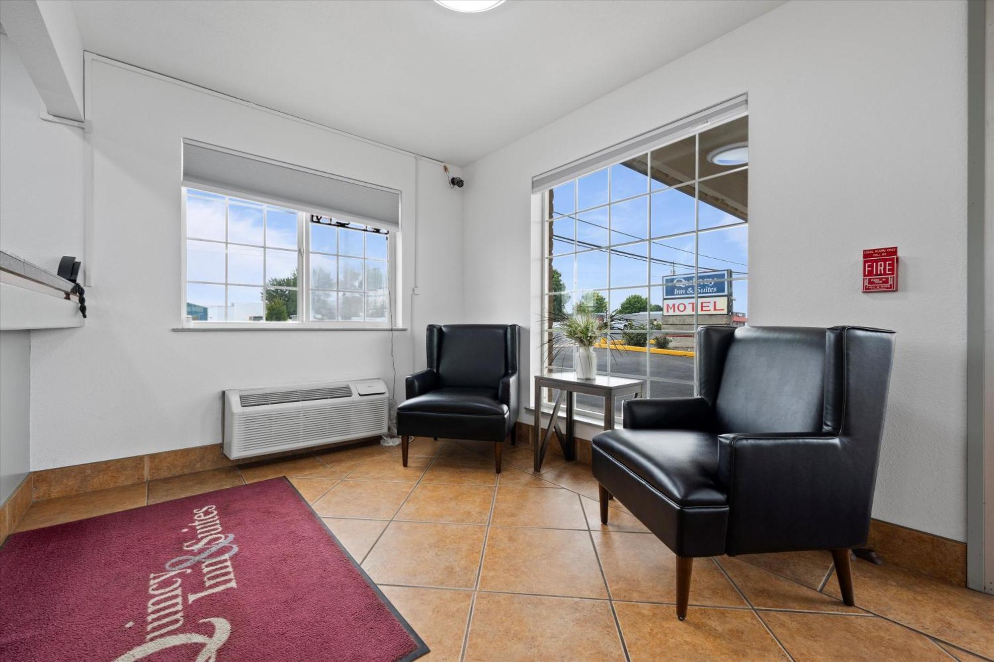 Quincy Inn And Suites エクステリア 写真