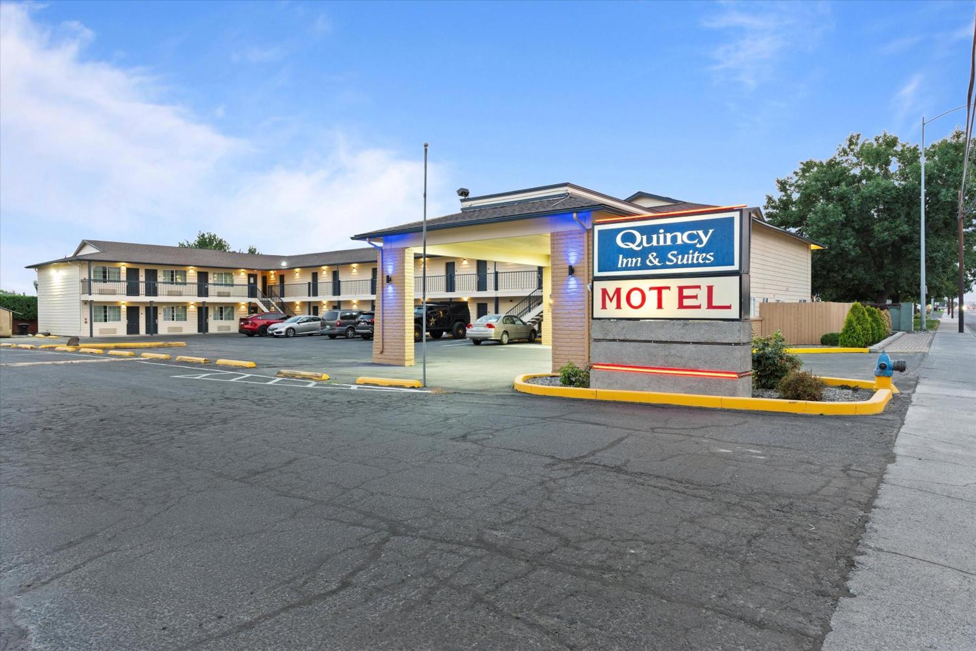 Quincy Inn And Suites エクステリア 写真