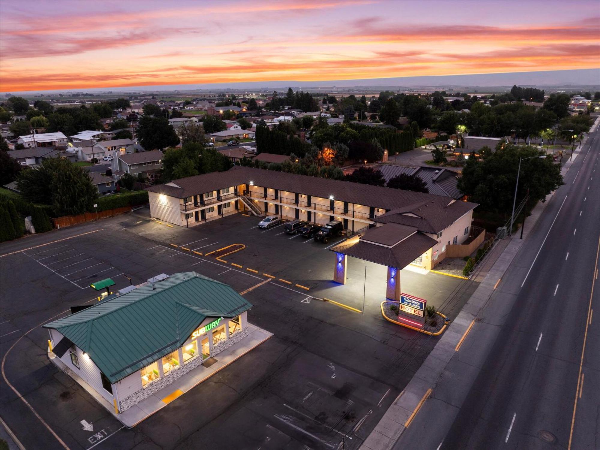 Quincy Inn And Suites エクステリア 写真