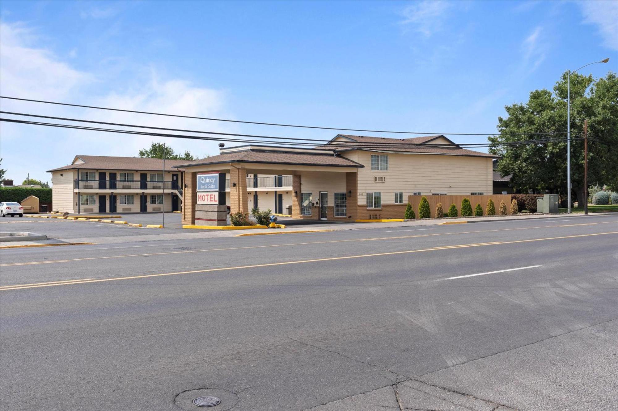 Quincy Inn And Suites エクステリア 写真