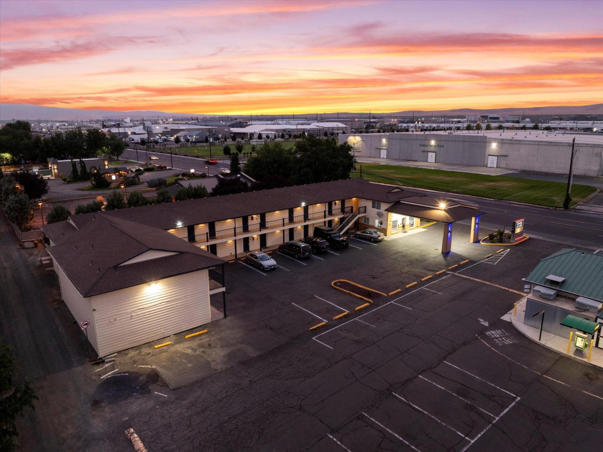 Quincy Inn And Suites エクステリア 写真