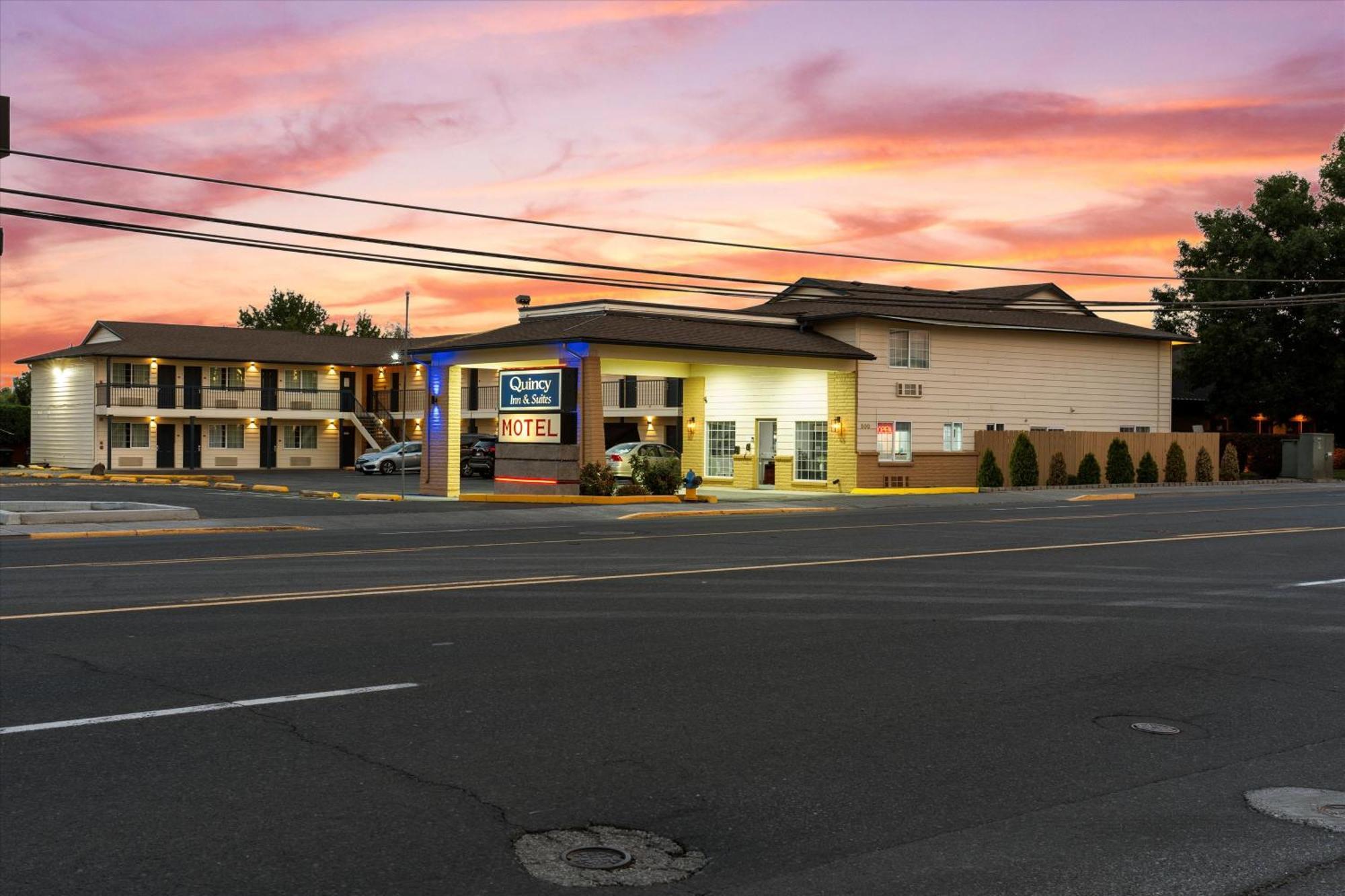 Quincy Inn And Suites エクステリア 写真