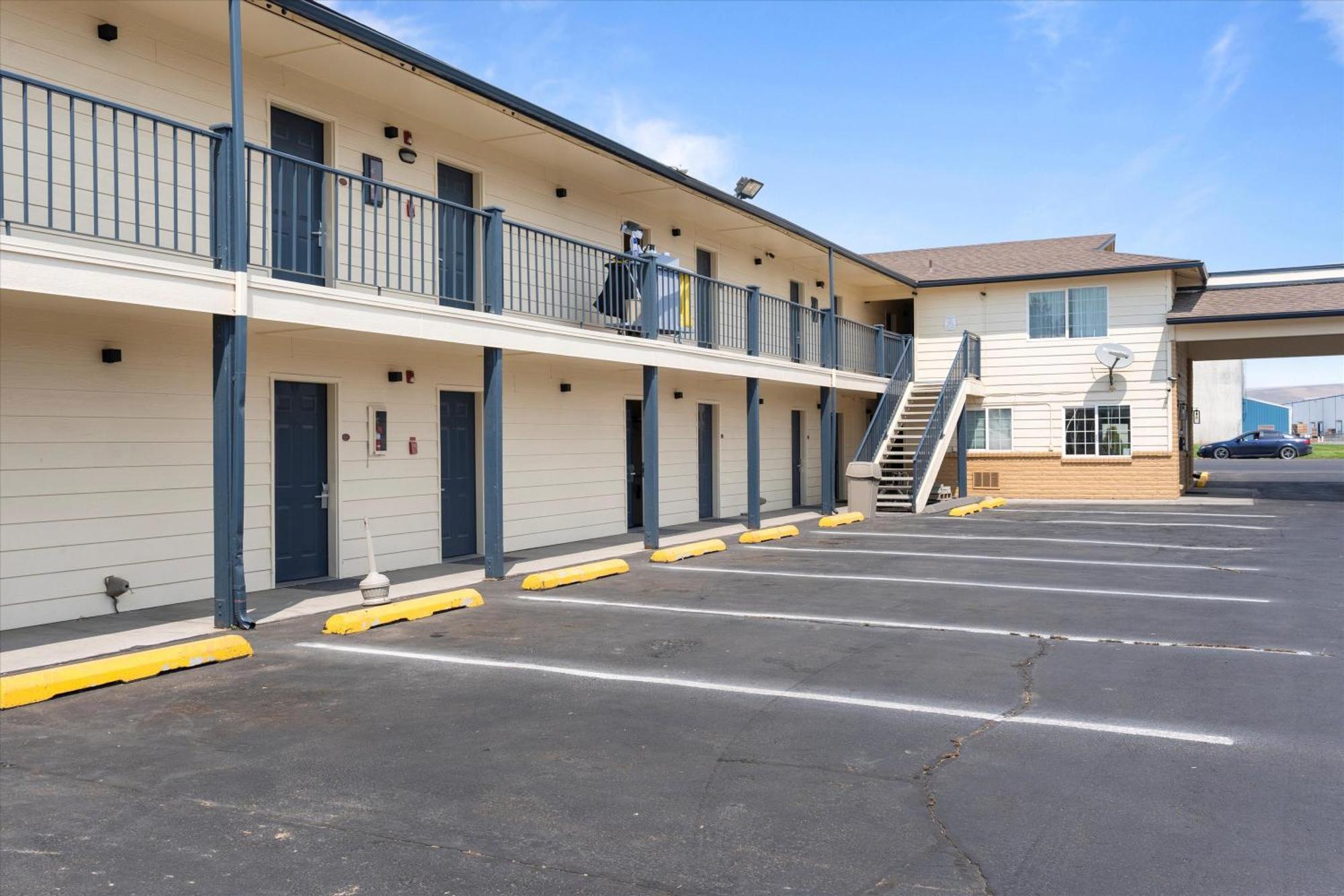 Quincy Inn And Suites エクステリア 写真