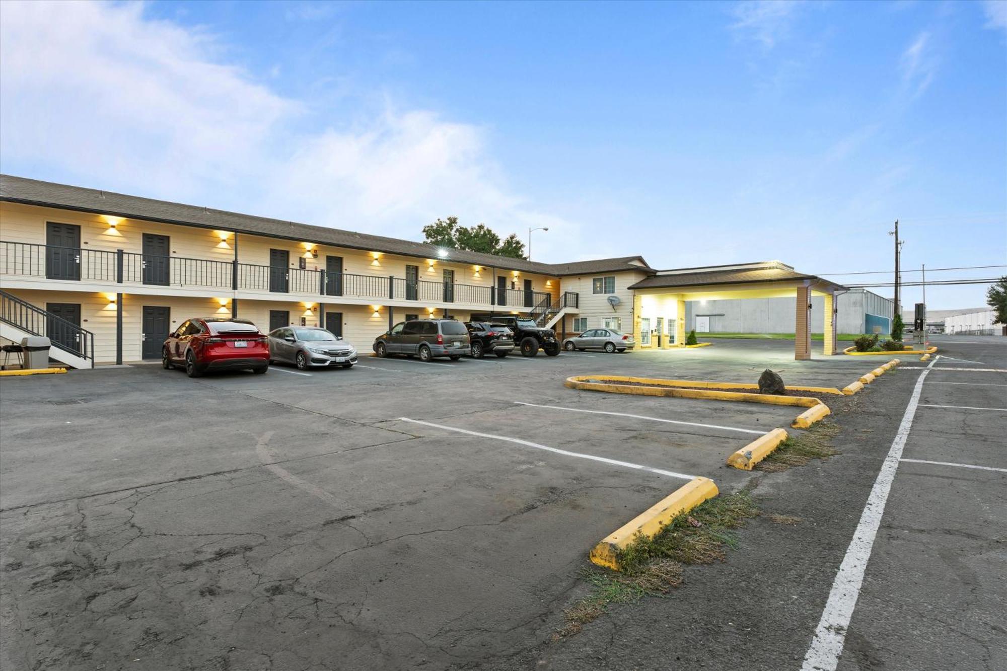 Quincy Inn And Suites エクステリア 写真