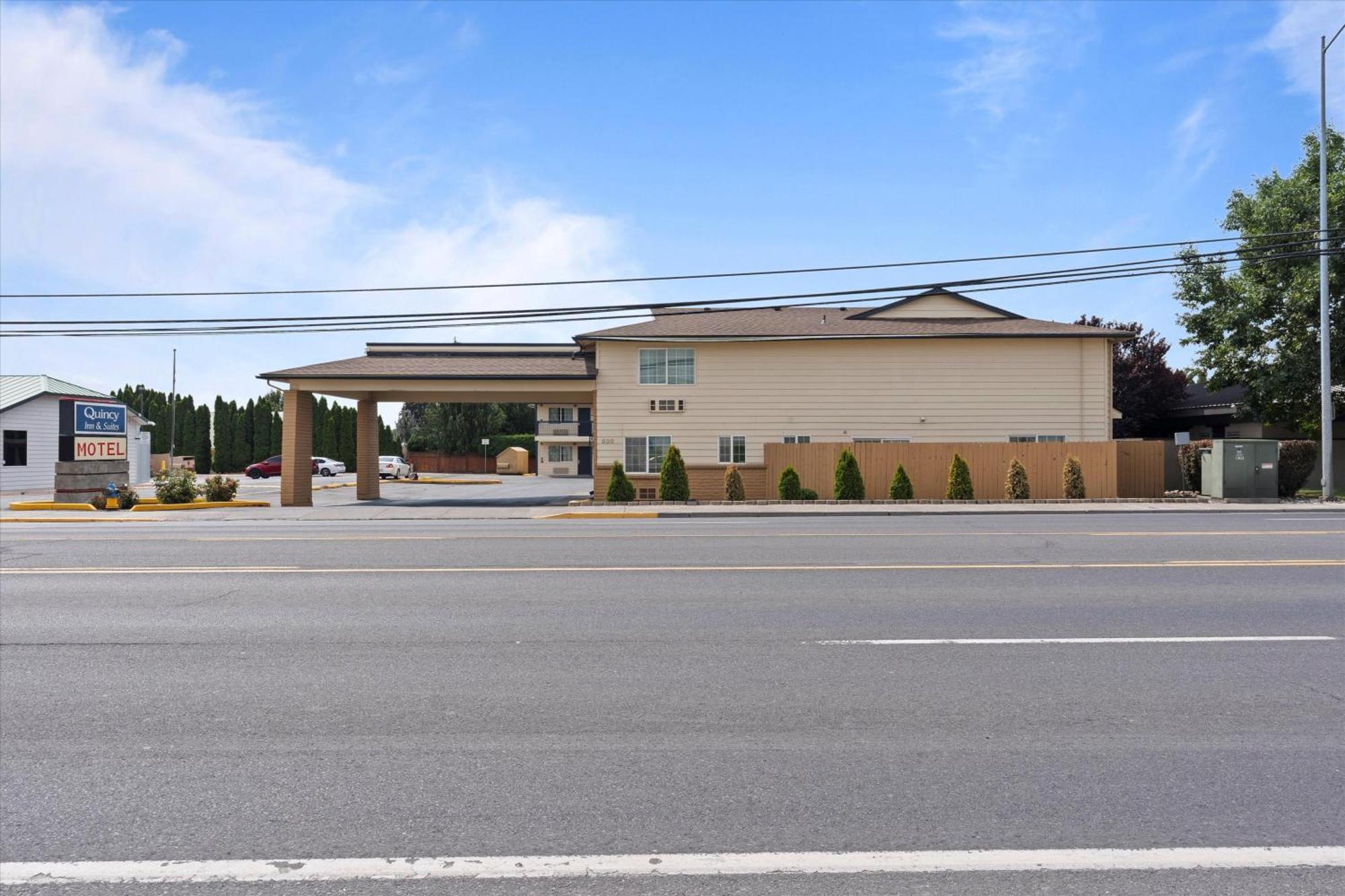 Quincy Inn And Suites エクステリア 写真