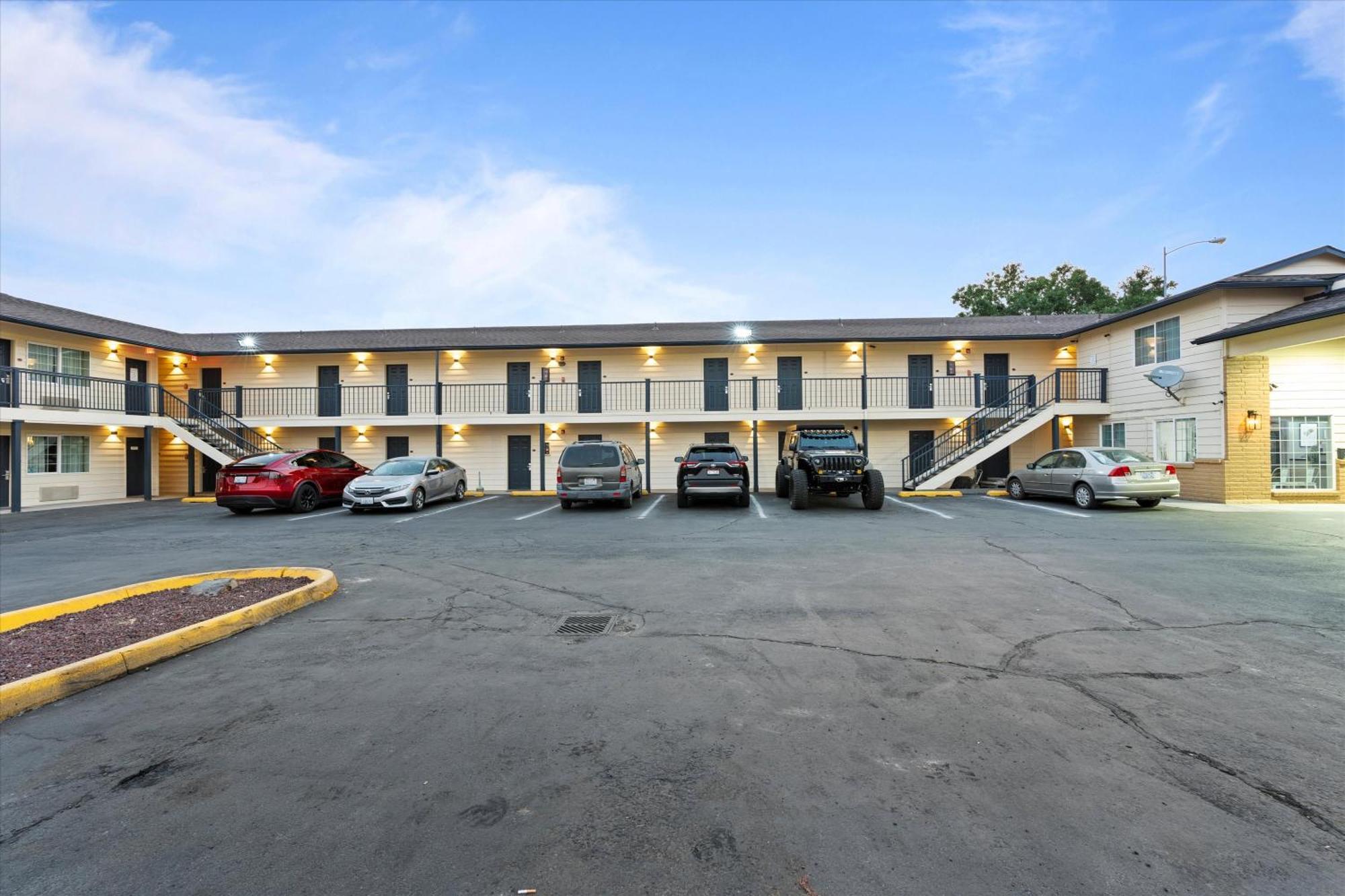 Quincy Inn And Suites エクステリア 写真