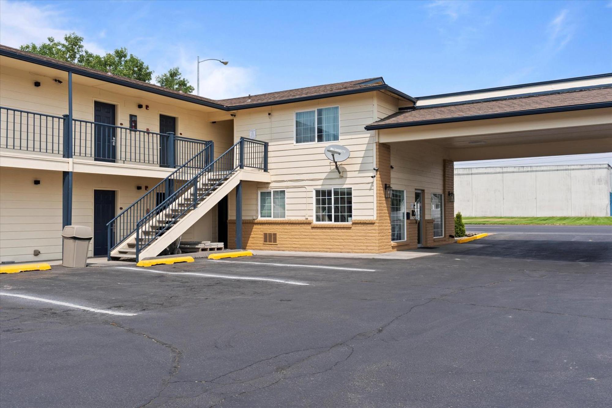 Quincy Inn And Suites エクステリア 写真