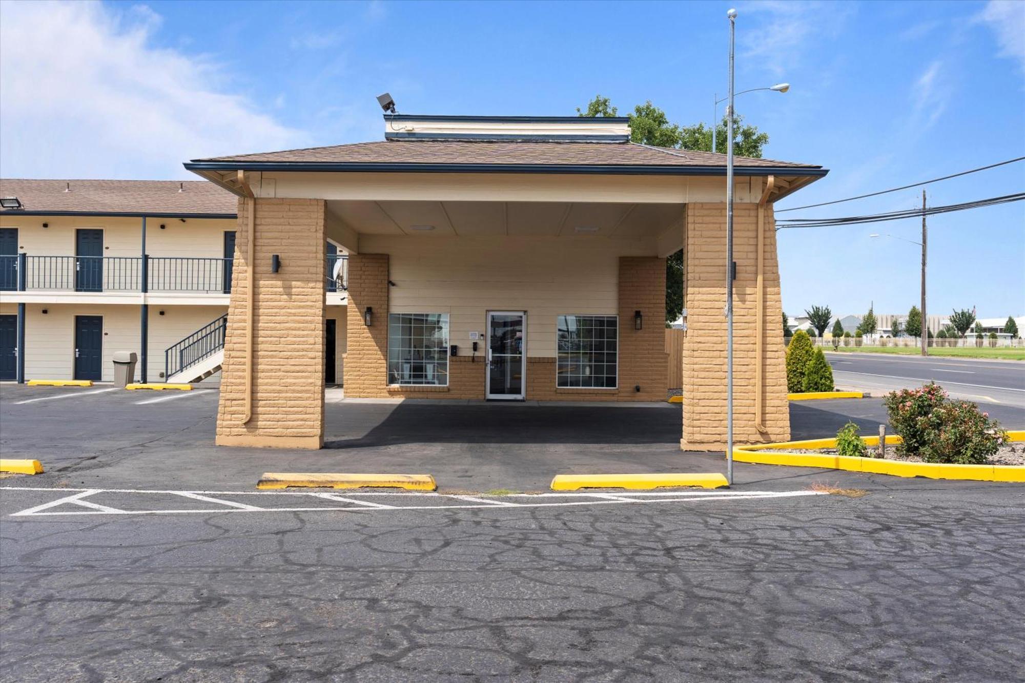 Quincy Inn And Suites エクステリア 写真