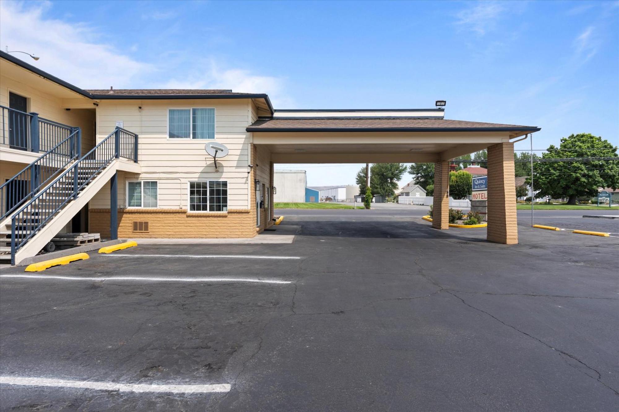 Quincy Inn And Suites エクステリア 写真