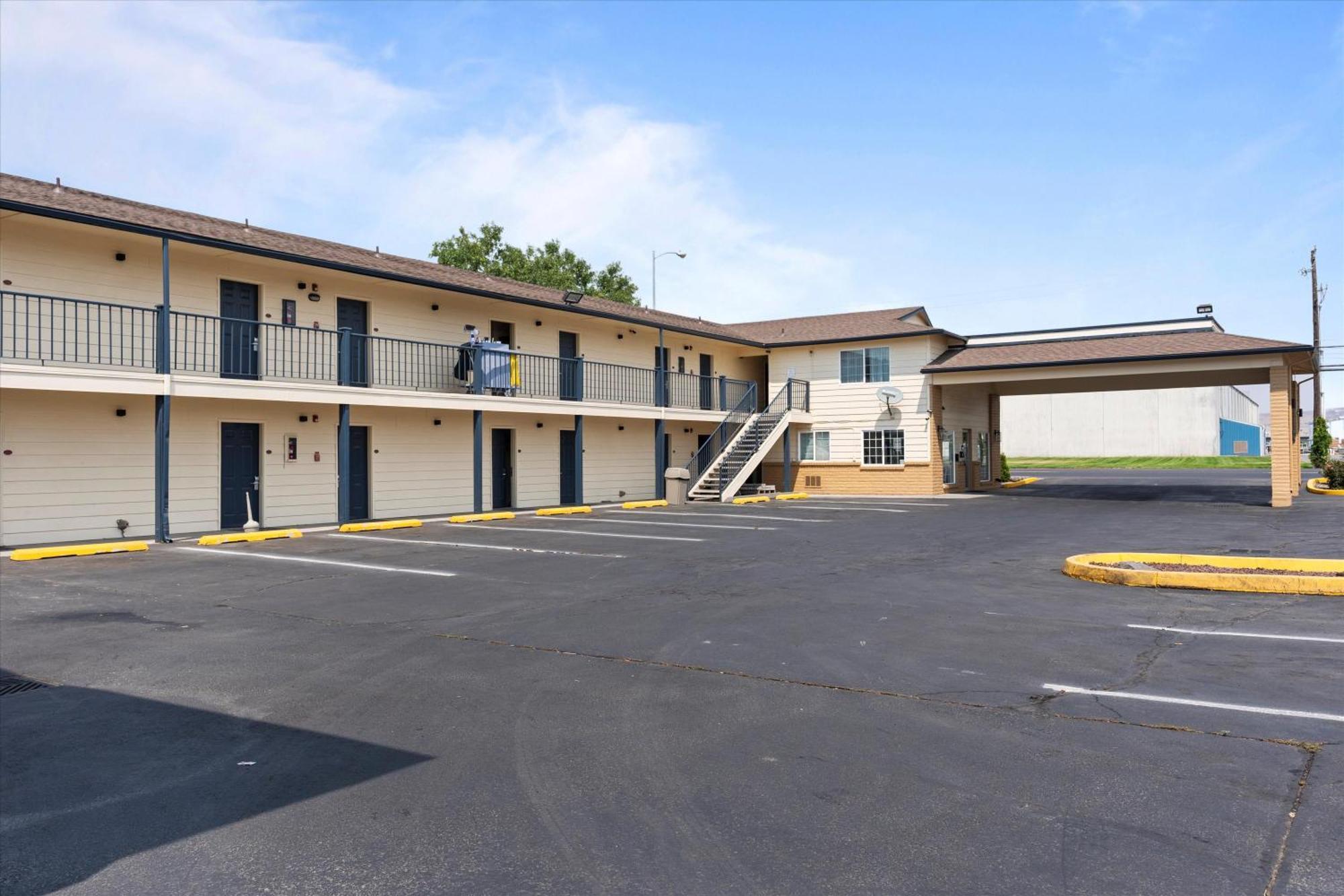 Quincy Inn And Suites エクステリア 写真