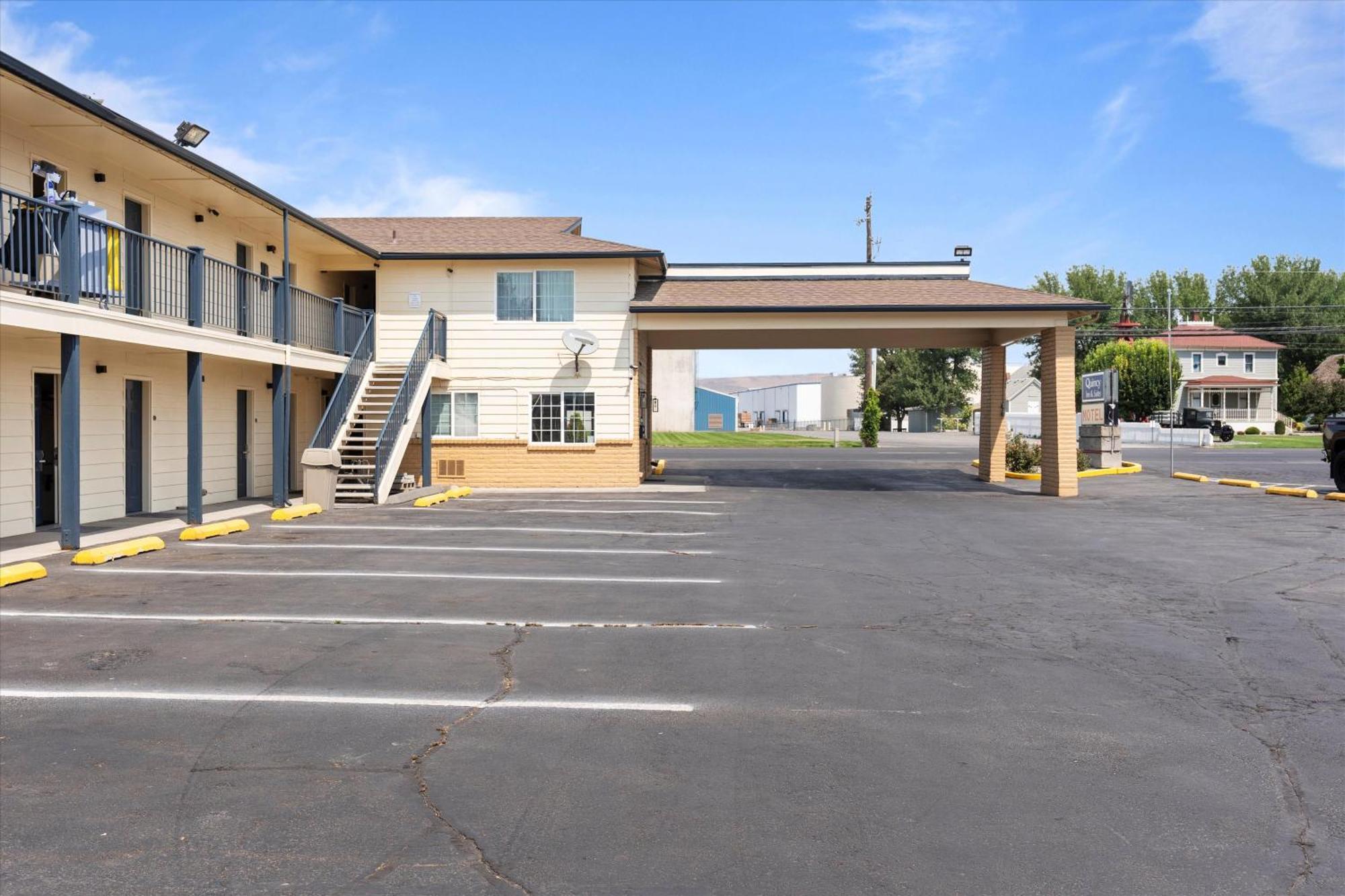 Quincy Inn And Suites エクステリア 写真