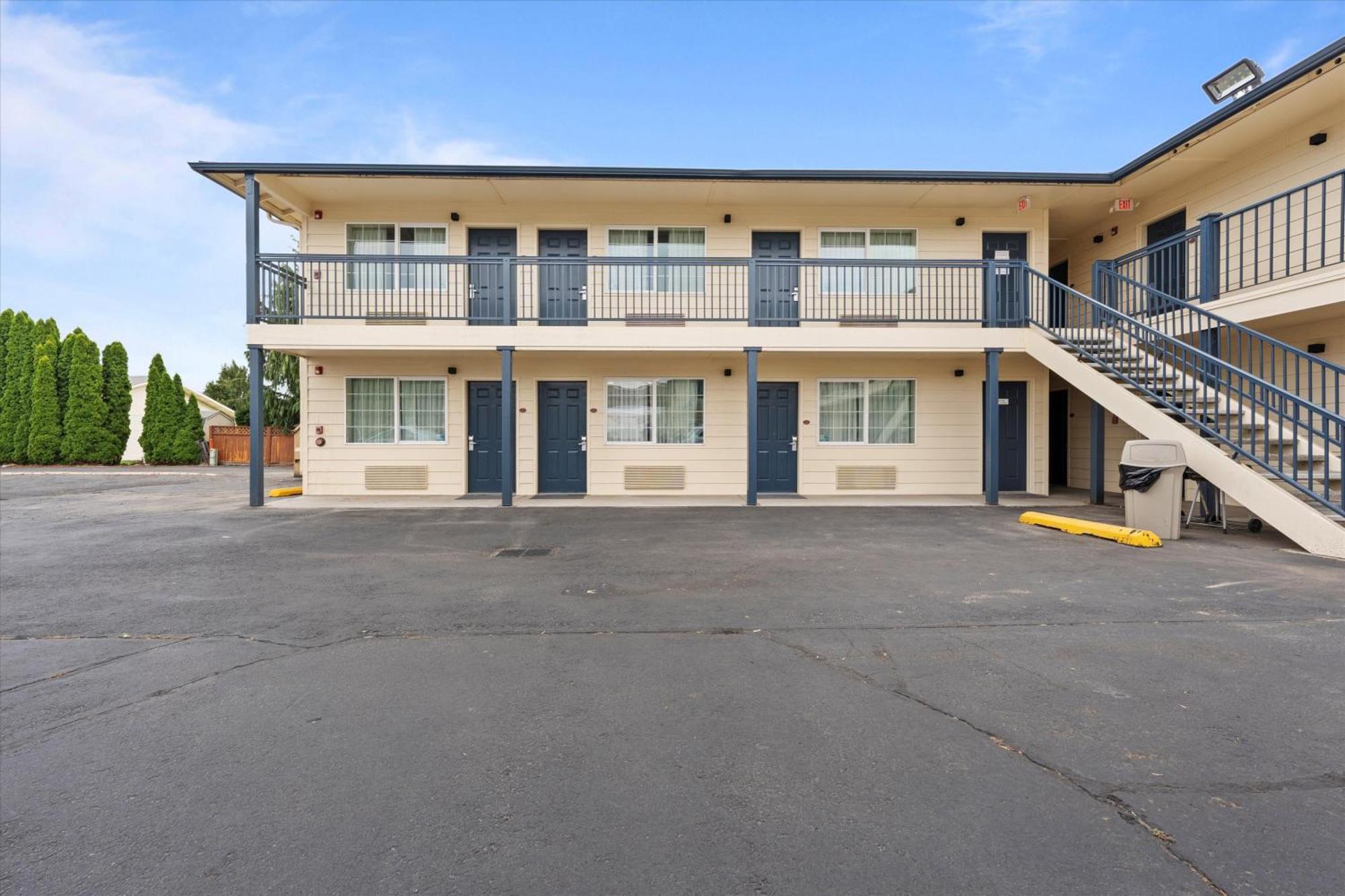 Quincy Inn And Suites エクステリア 写真