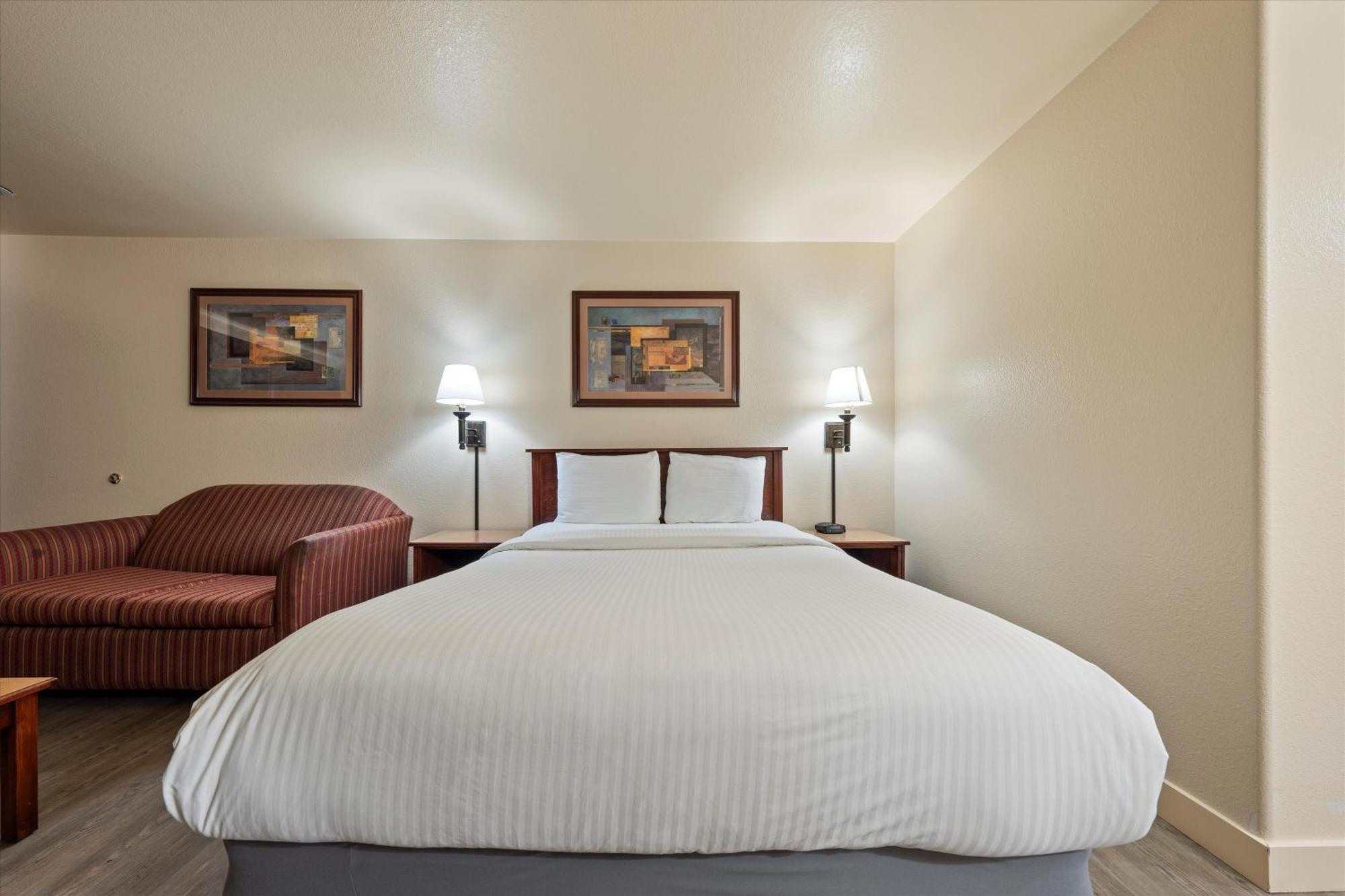 Quincy Inn And Suites エクステリア 写真