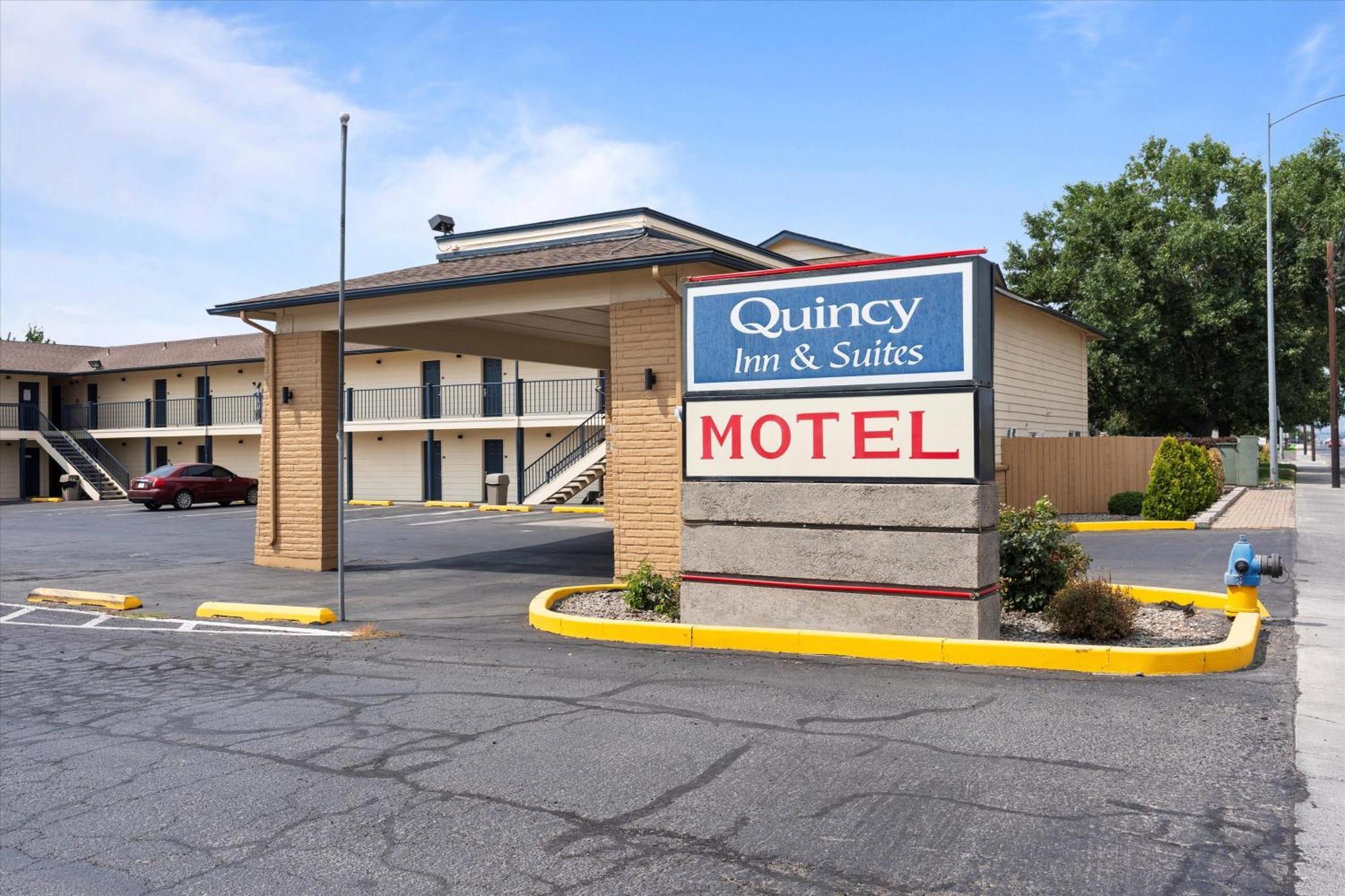 Quincy Inn And Suites エクステリア 写真