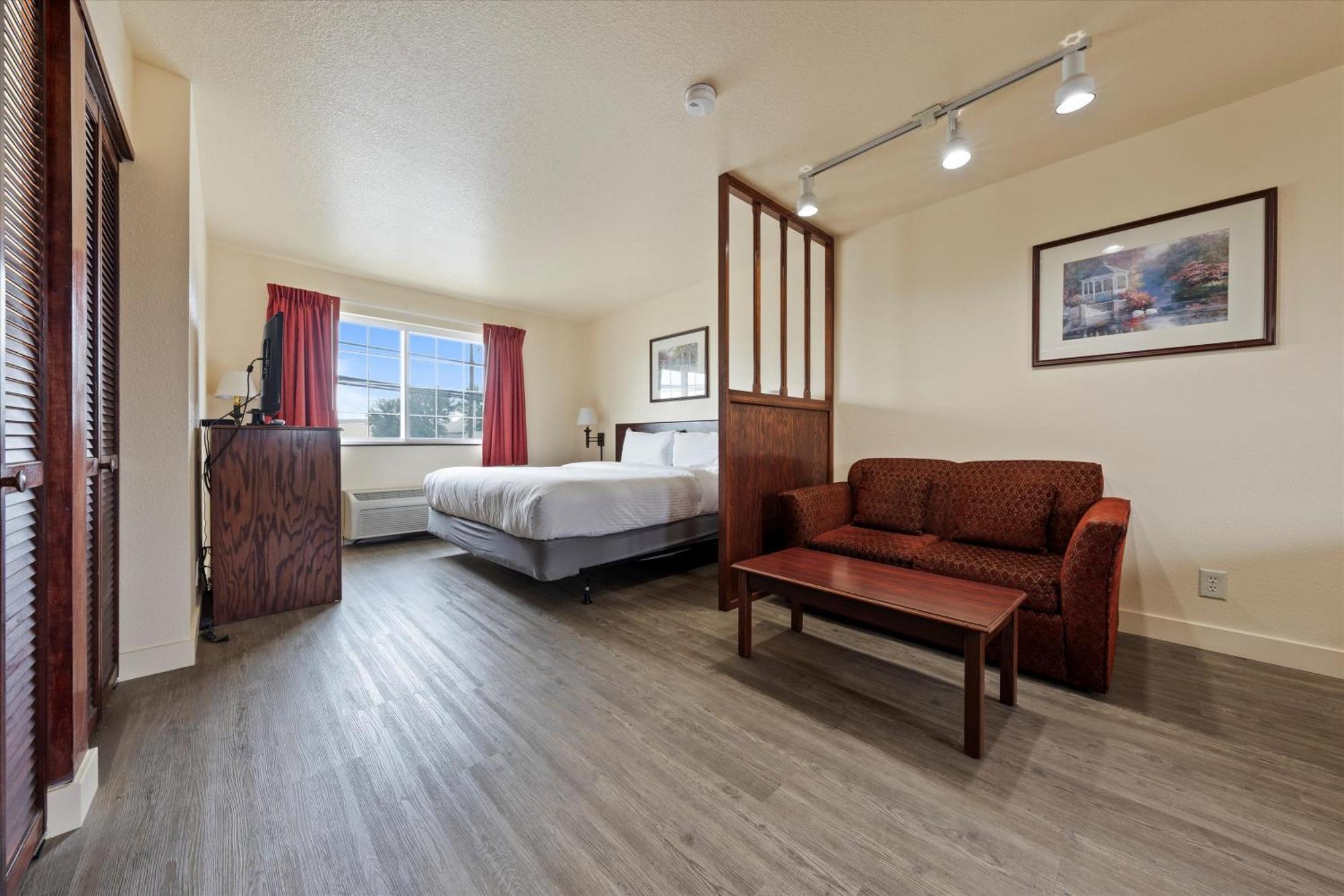 Quincy Inn And Suites エクステリア 写真