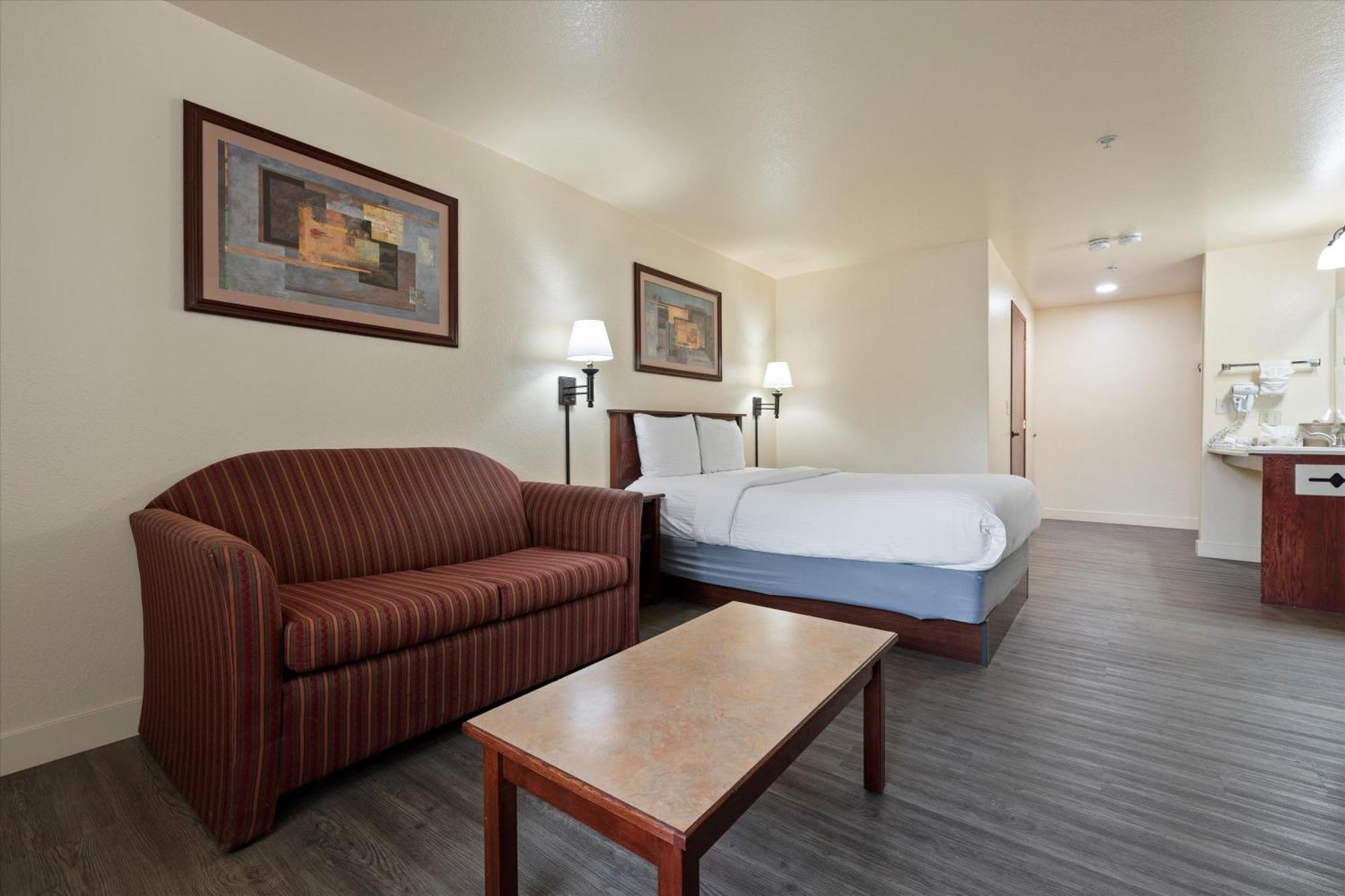 Quincy Inn And Suites エクステリア 写真