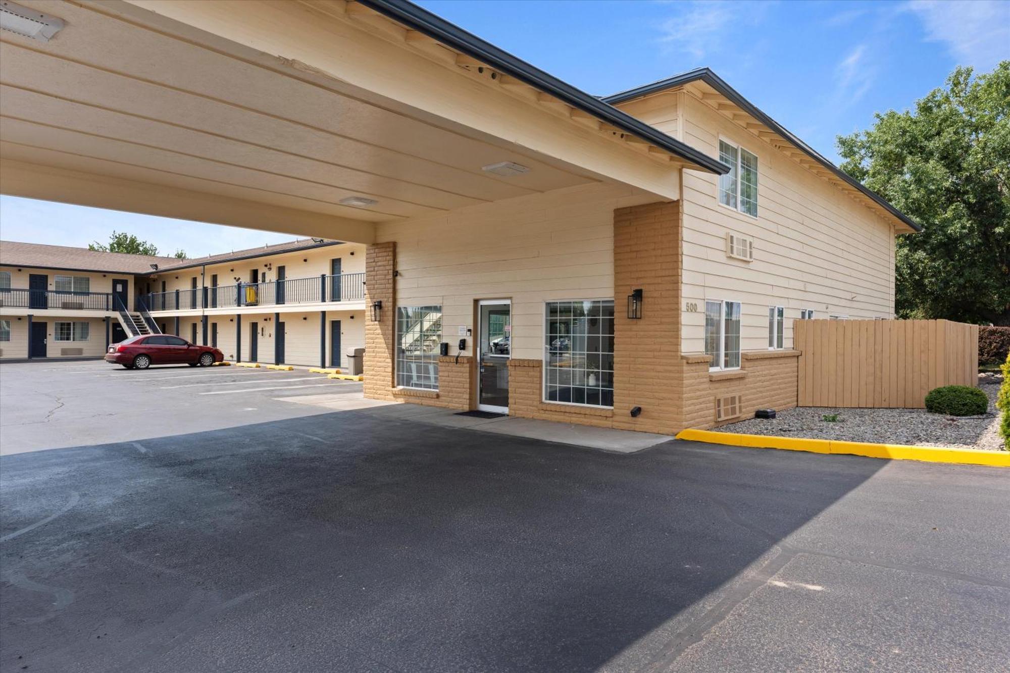 Quincy Inn And Suites エクステリア 写真
